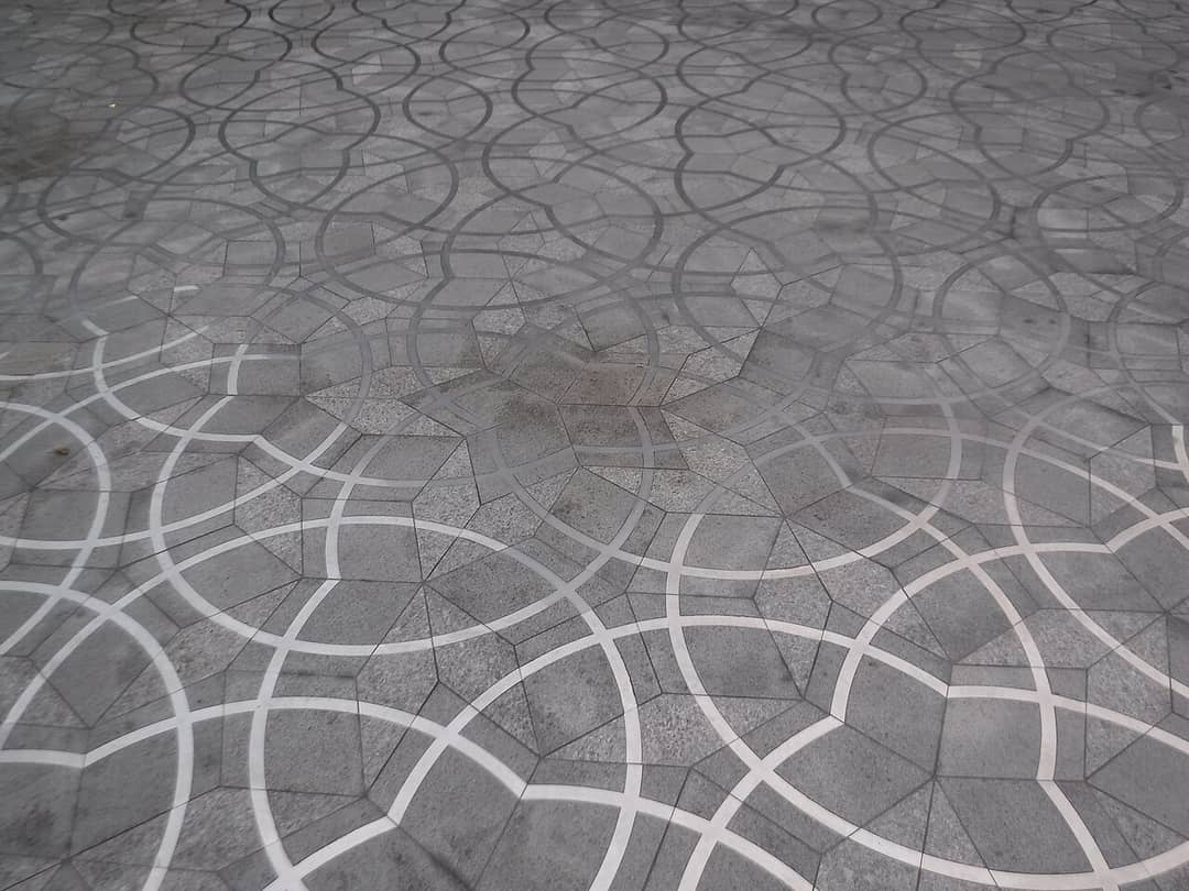 Pavimentazione di Penrose all'ingresso dell'Istituto Matematico di Oxford