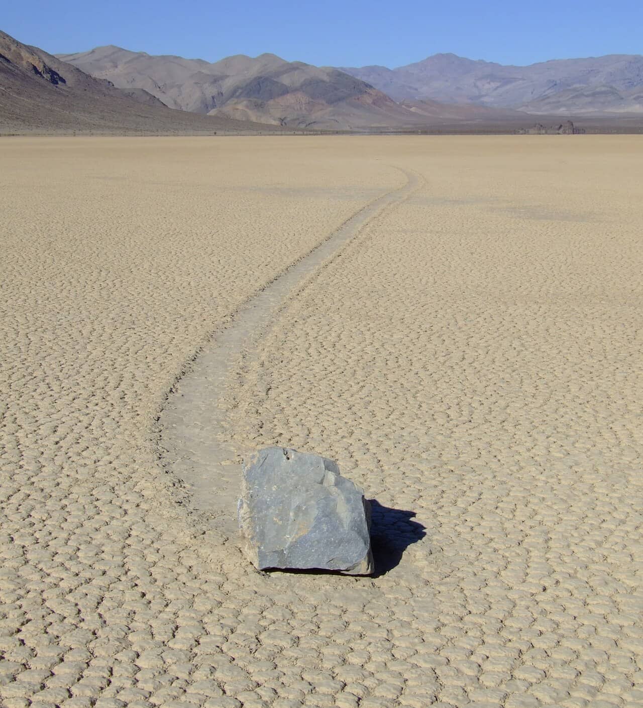 La distesa screpolata della Racetrack Playa nella Death Valley