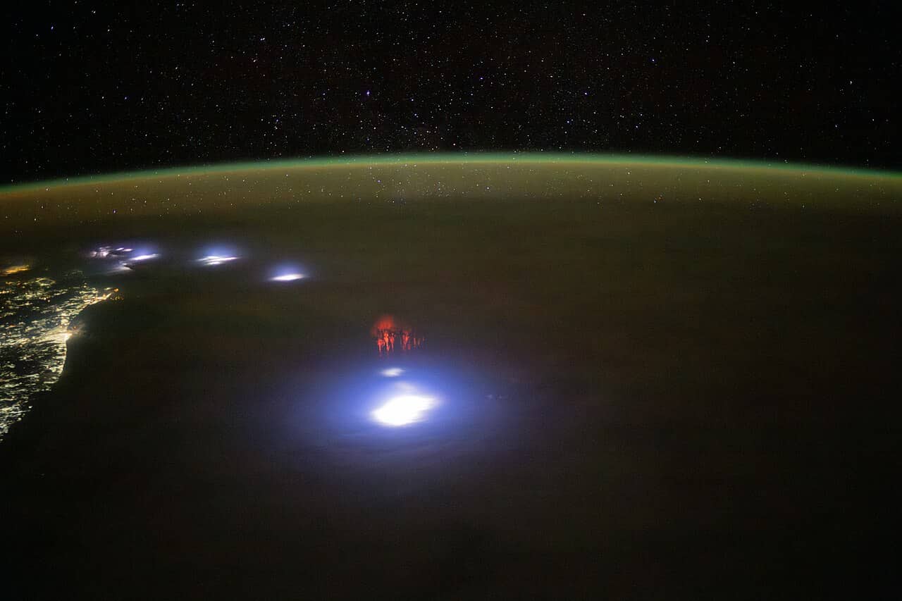 Folletti rossi fotografati dalla Stazione Spaziale Internazionale sopra un temporale
