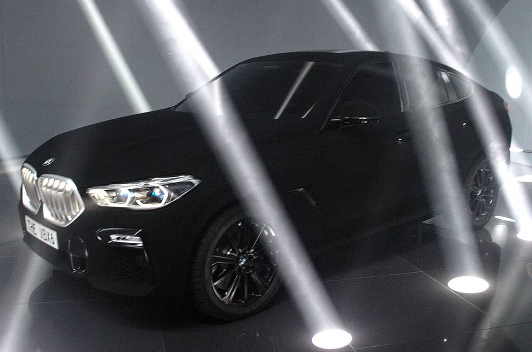 Automobile BMW interamente verniciata con Vantablack, che appare come una sagoma nera priva di dettagli