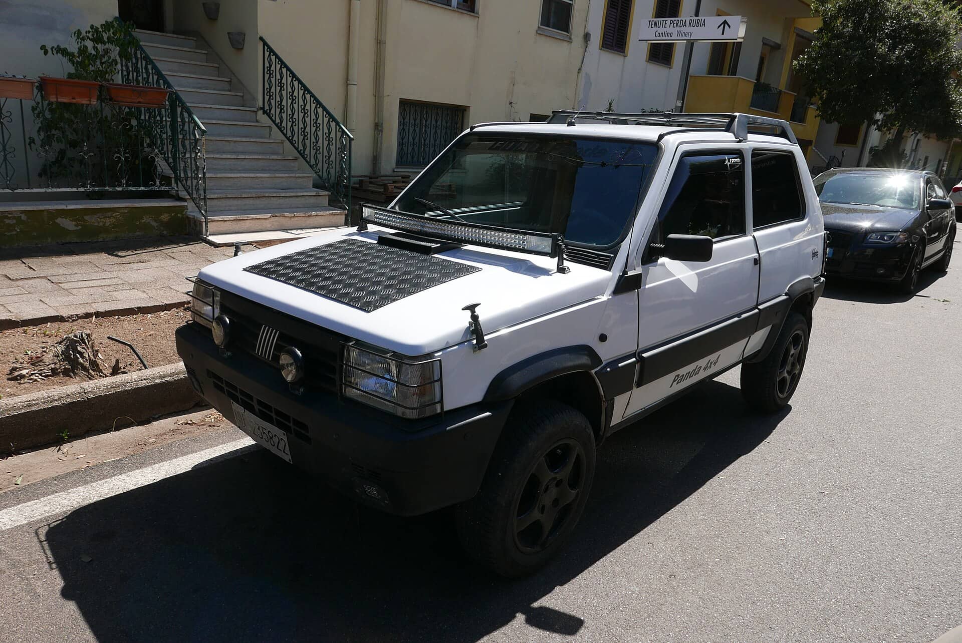 Una Fiat Panda 4x4 di prima generazione parcheggiata su una strada