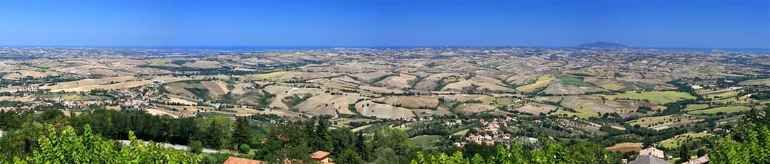 Panorama dal balcone delle Marche a Cingoli con vista sulle colline maceratesi