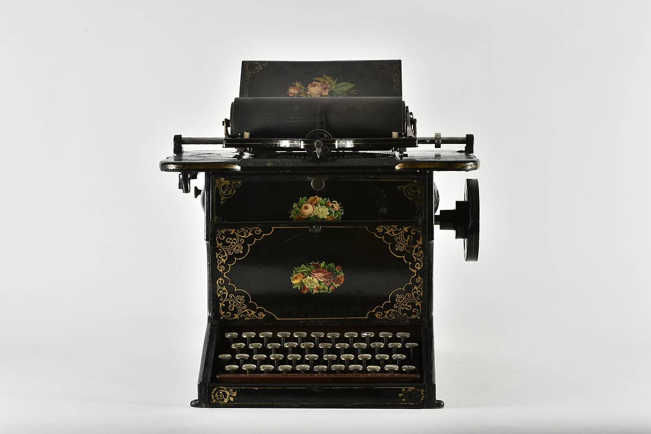 Antica macchina da scrivere con tastiera QWERTY in primo piano