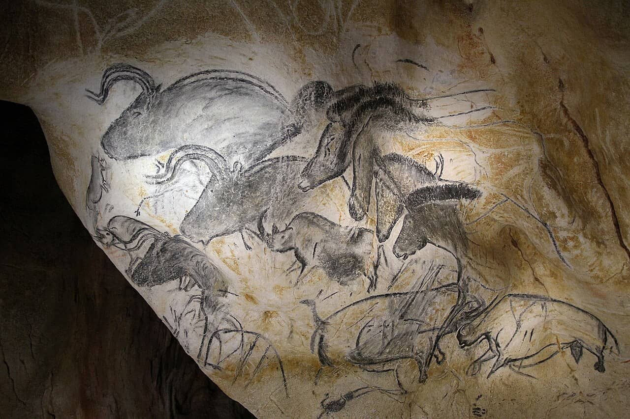 Il pannello dei cavalli della Grotta Chauvet: teste di cavallo dipinte a carboncino su parete calcarea