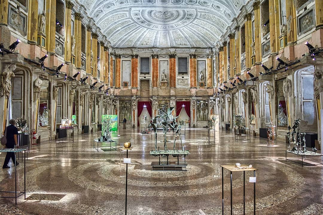 La Sala delle Cariatidi di Palazzo Reale a Milano, sede della mostra di Anselm Kiefer