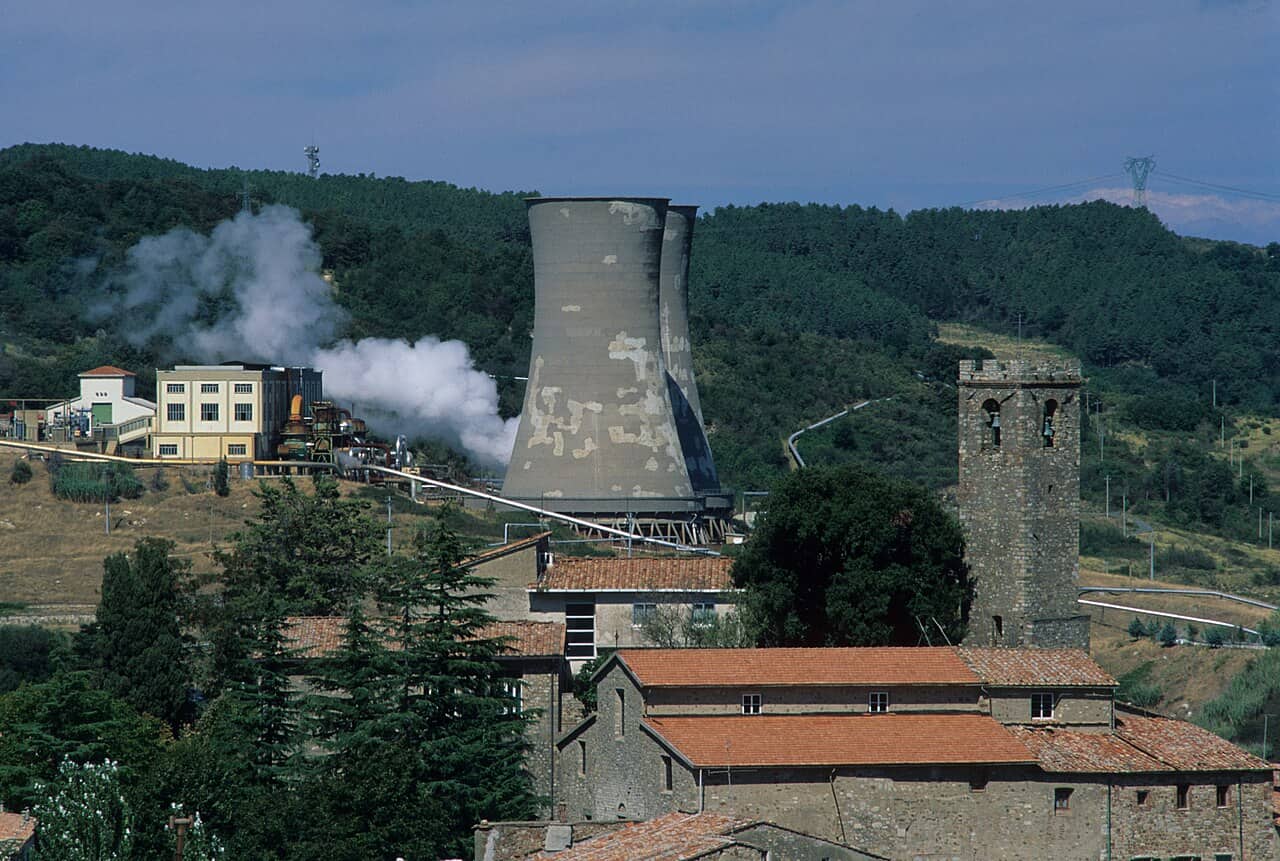 Impianti geotermici nelle Colline Metallifere toscane, sopra il serbatoio di magma