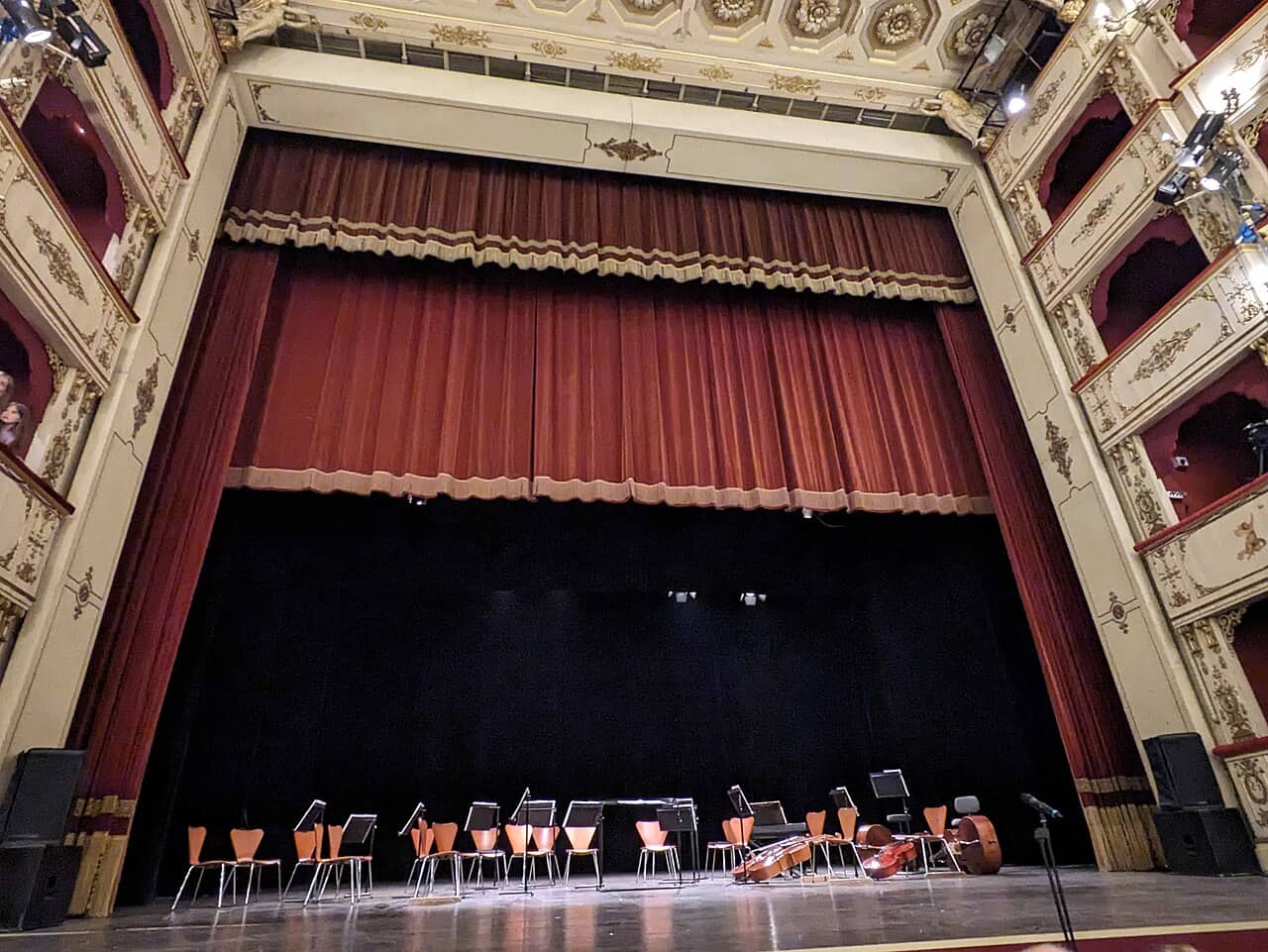 Interno del Teatro Rossini di Pesaro con palchi e platea