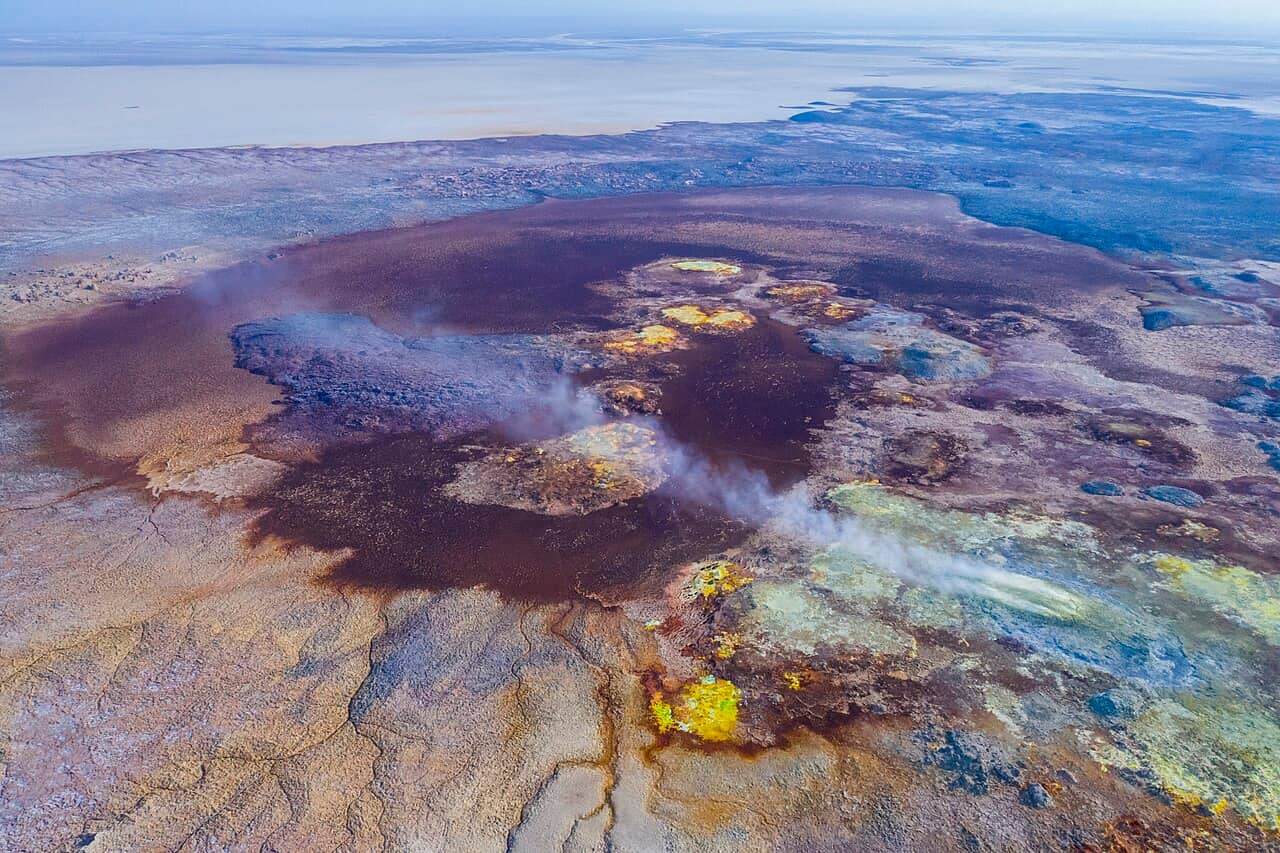 Distese colorate di sali e zolfo del campo idrotermale di Dallol, in Etiopia