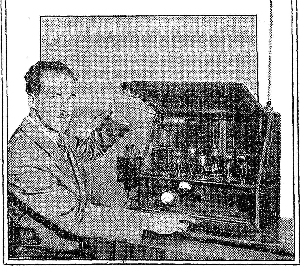 Léon Theremin mentre suona il suo strumento muovendo le mani vicino a due antenne