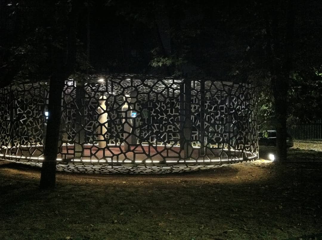 Veduta del Palazzo dell'Arte della Triennale di Milano immersa nel verde del Parco Sempione