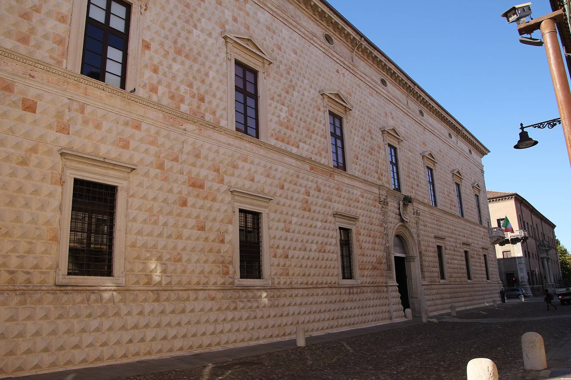 Il Palazzo dei Diamanti di Ferrara, sede della mostra su Andy Warhol