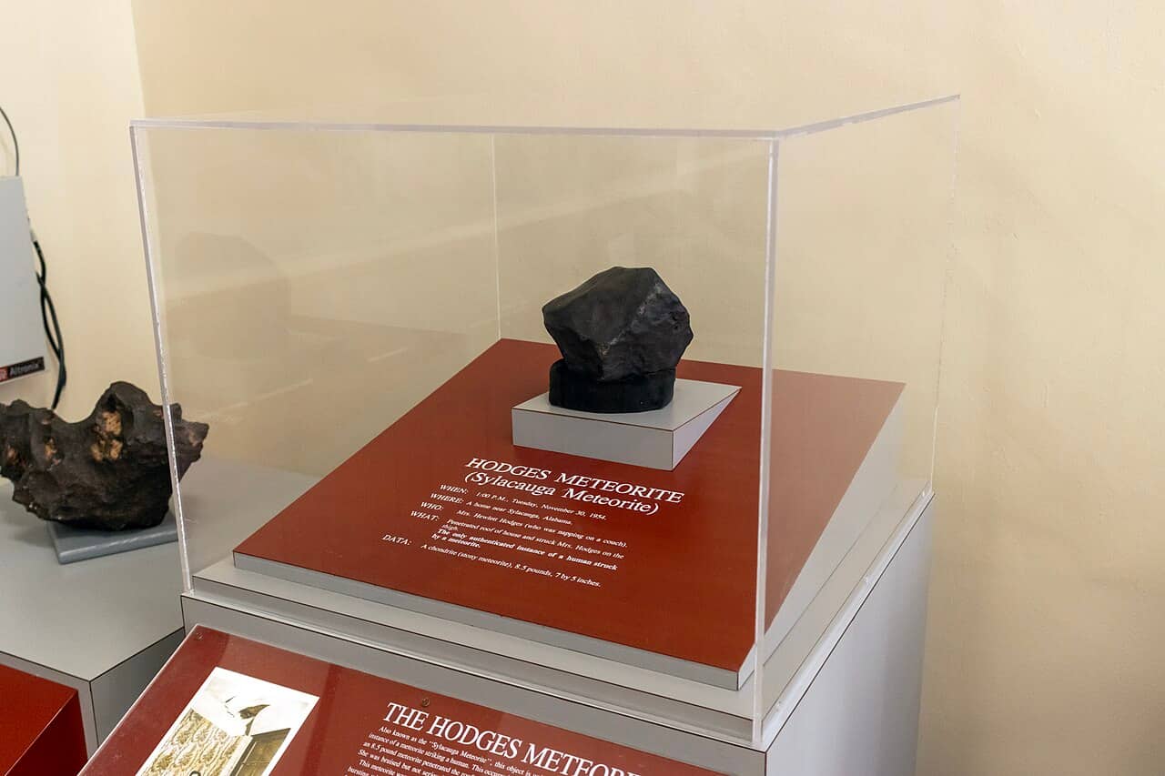 Il meteorite di Sylacauga (meteorite Hodges) esposto in un museo