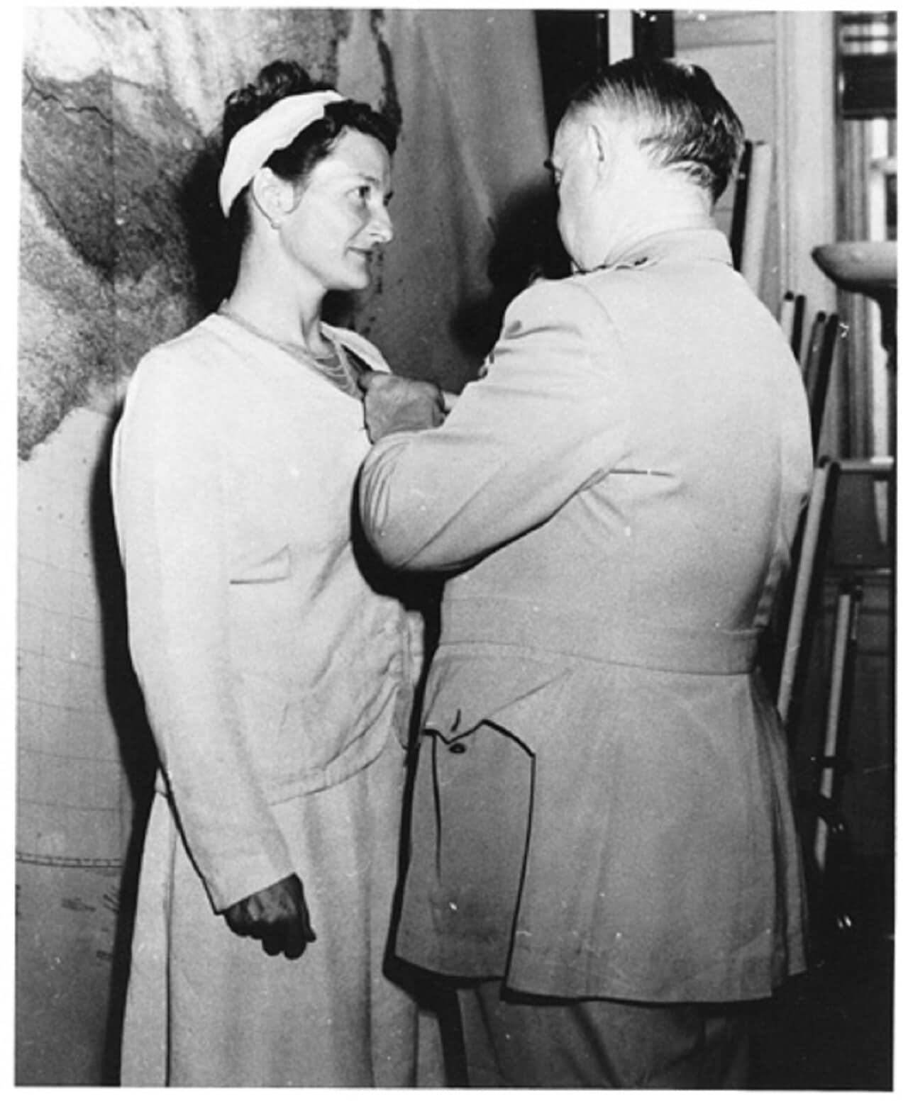 Virginia Hall riceve un'onorificenza dal generale William Donovan nel 1945