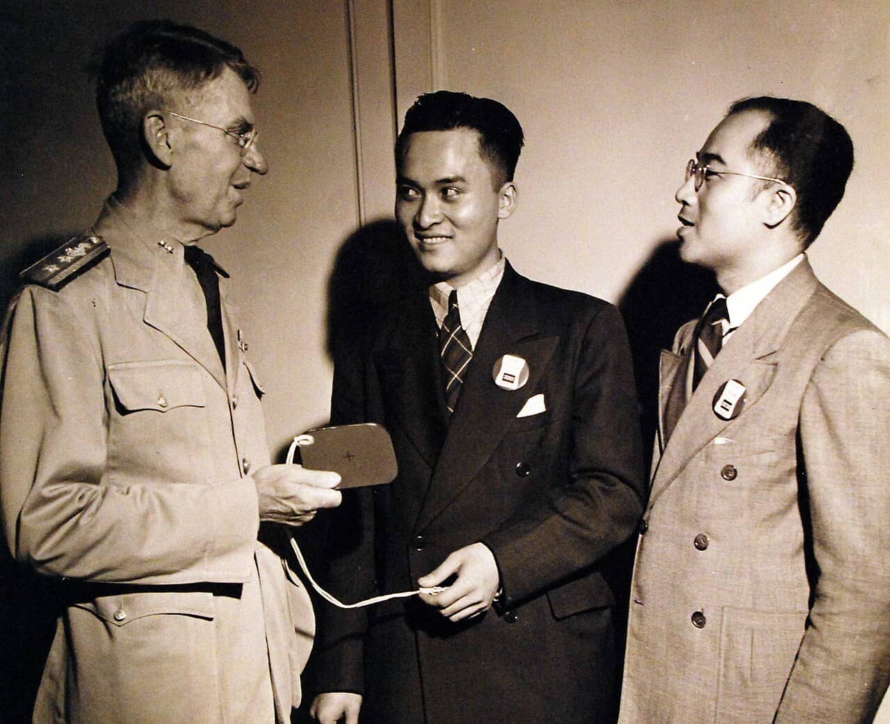 Poon Lim riceve uno specchio di segnalazione dopo il salvataggio, 1943