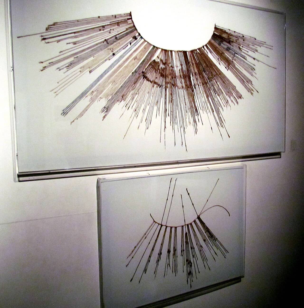 Quipu inca con cordicella principale e numerose cordicelle pendenti annodate