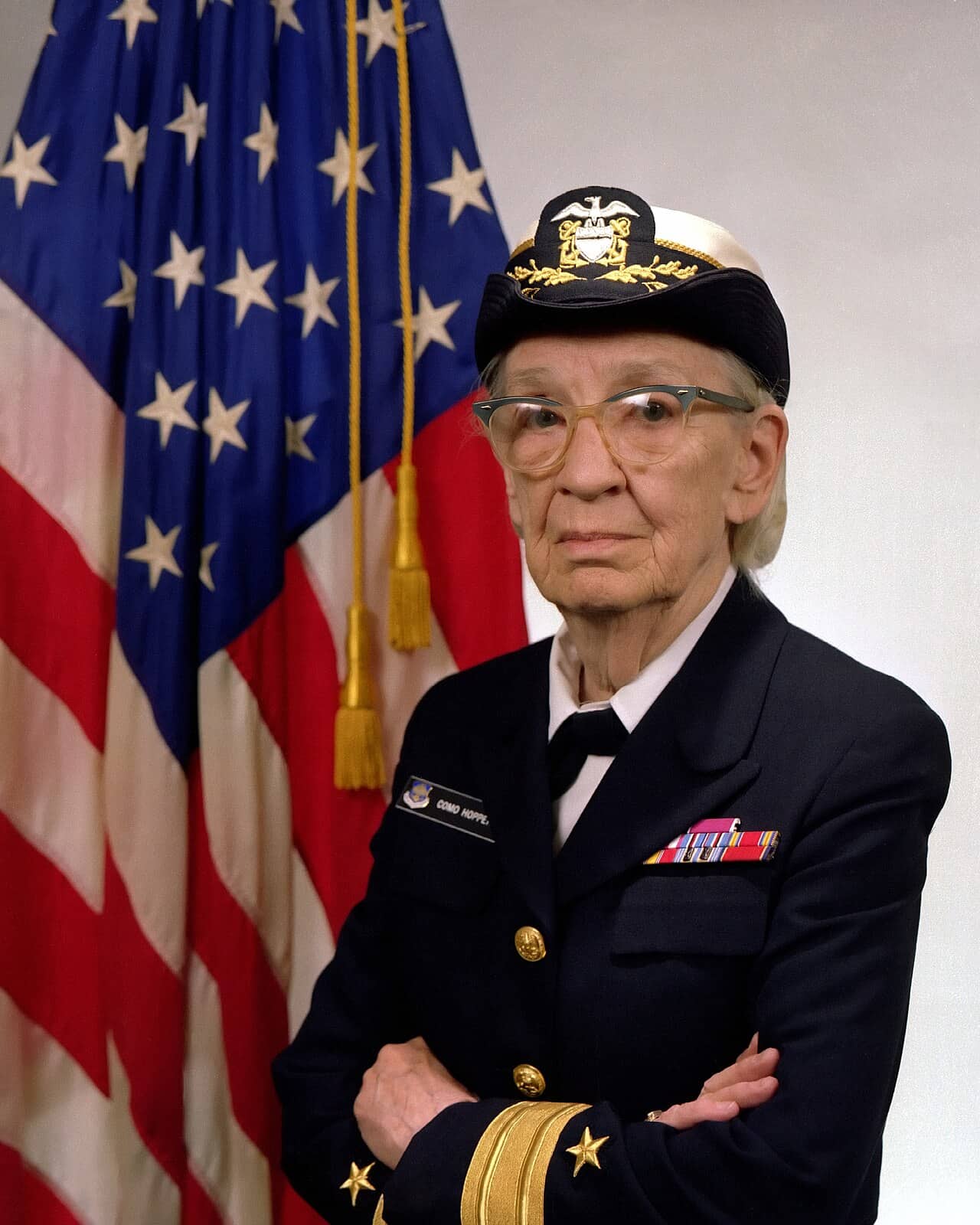 Ritratto in divisa della contrammiraglio Grace Hopper della Marina statunitense