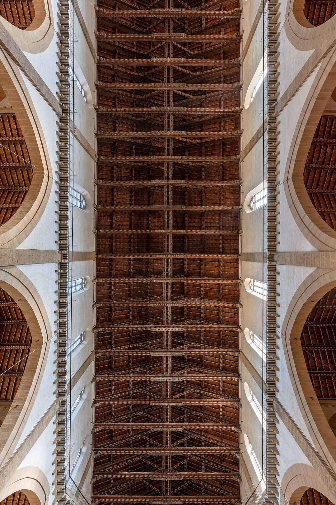 Interno della Basilica di Santa Croce a Firenze, con le tombe dei grandi italiani e l'architettura gotica