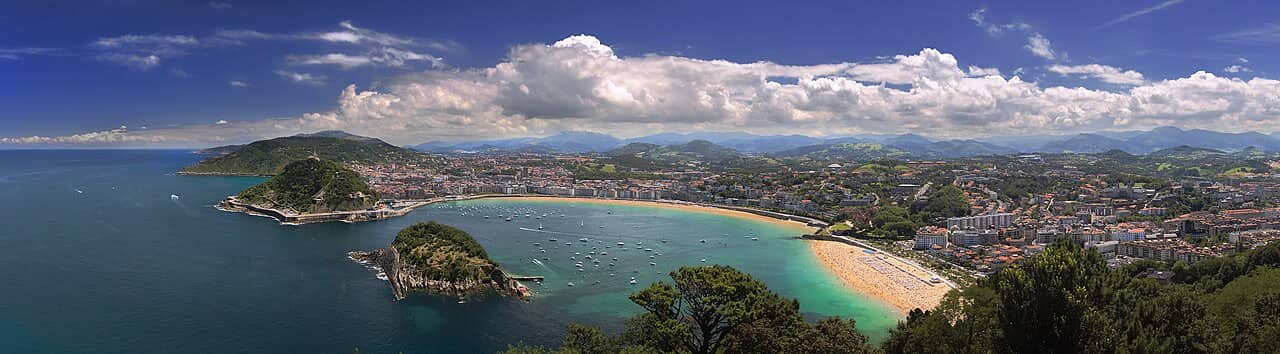 Veduta della baia di San Sebastián (Donostia), nei Paesi Baschi spagnoli