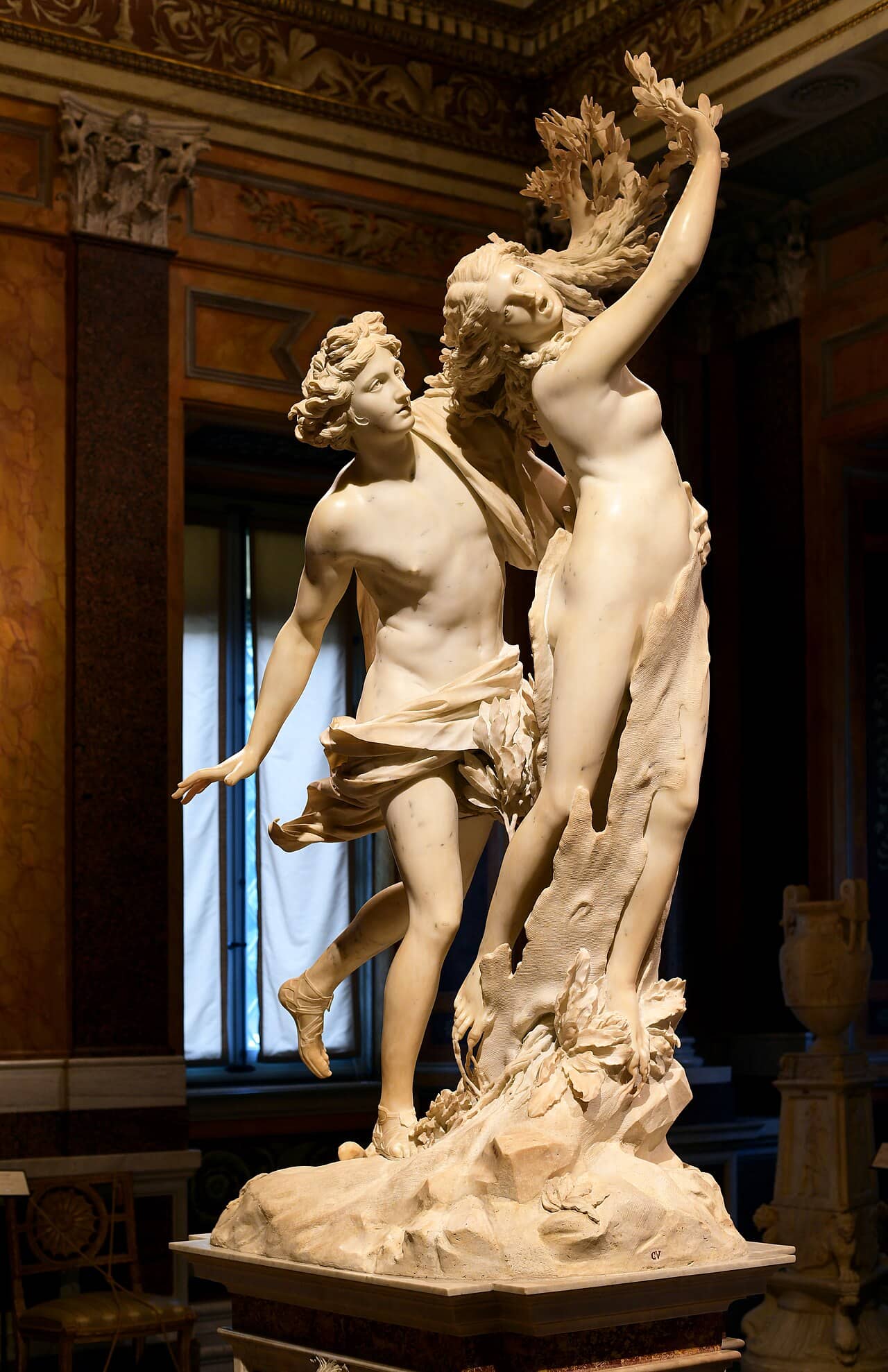 Il gruppo scultoreo Apollo e Dafne di Bernini, con Dafne che si trasforma in alloro