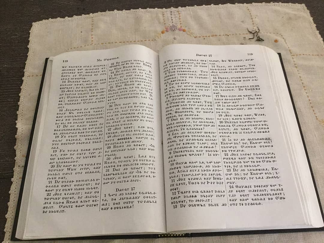 Pagine di un libro stampate con i caratteri del sillabario cherokee