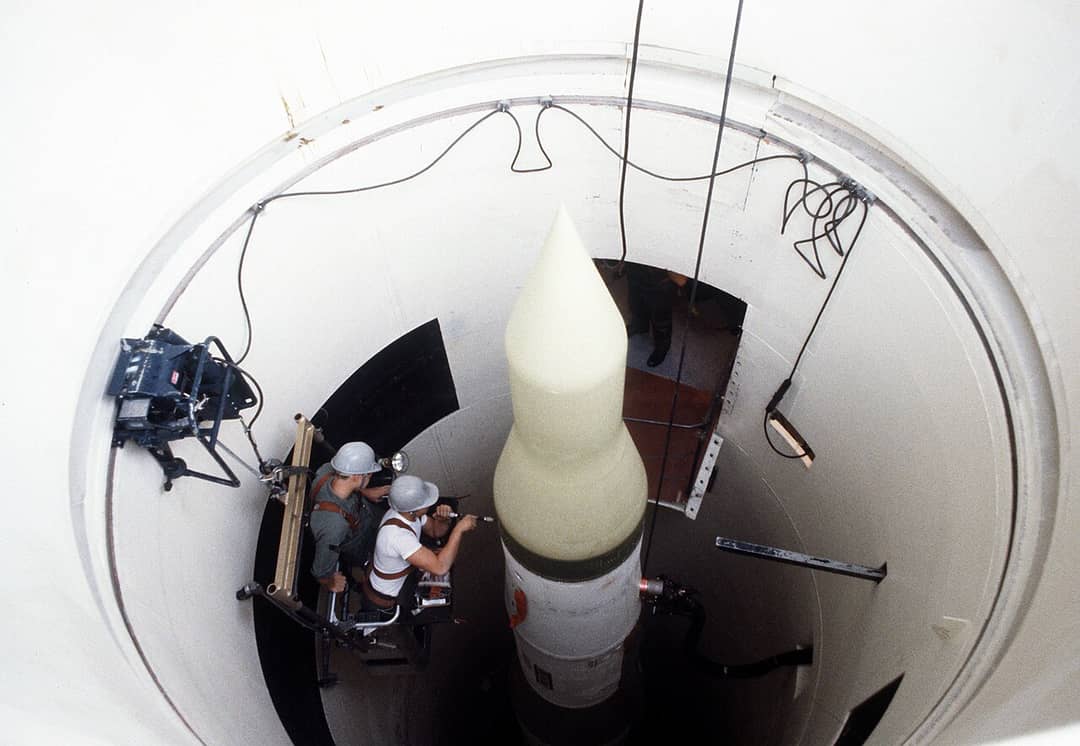 Un missile balistico intercontinentale Minuteman in un silo sotterraneo