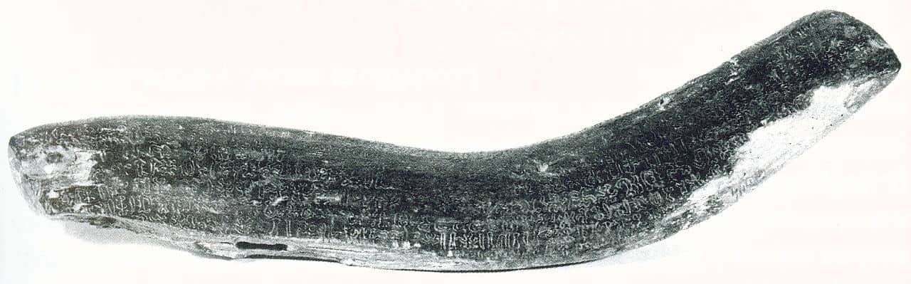 Tavoletta di legno con i glifi incisi della scrittura rongorongo dell'Isola di Pasqua