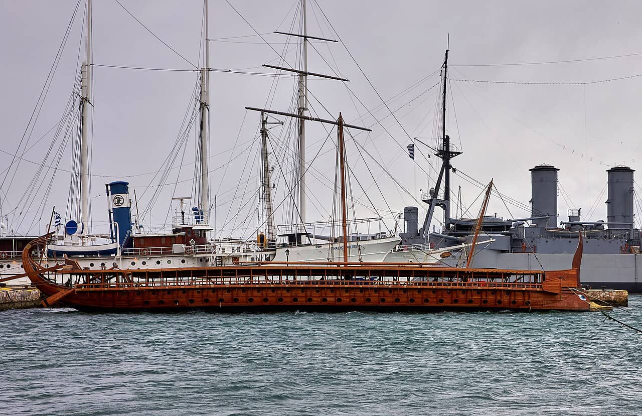 La trireme Olympias, replica di una nave ateniese antica, simbolo del paradosso della nave di Teseo