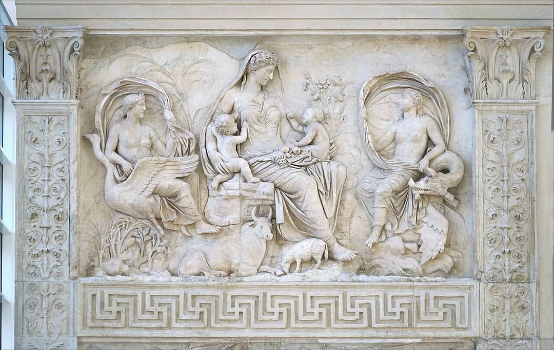 Rilievo della Tellus sull'Ara Pacis, esempio di equilibrio e armonia della scultura romana