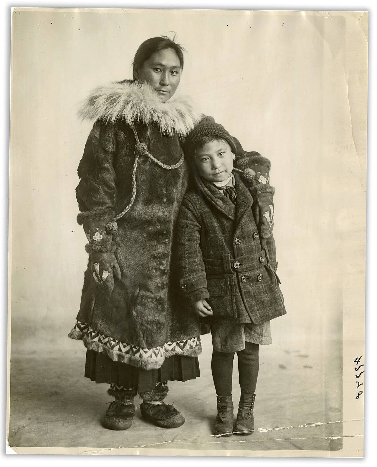 Ada Blackjack con il figlio Bennett in una fotografia del 1923