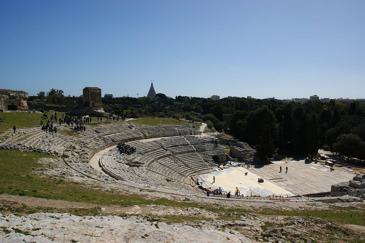Veduta del Teatro Greco di Siracusa con le gradinate in pietra disposte a semicerchio