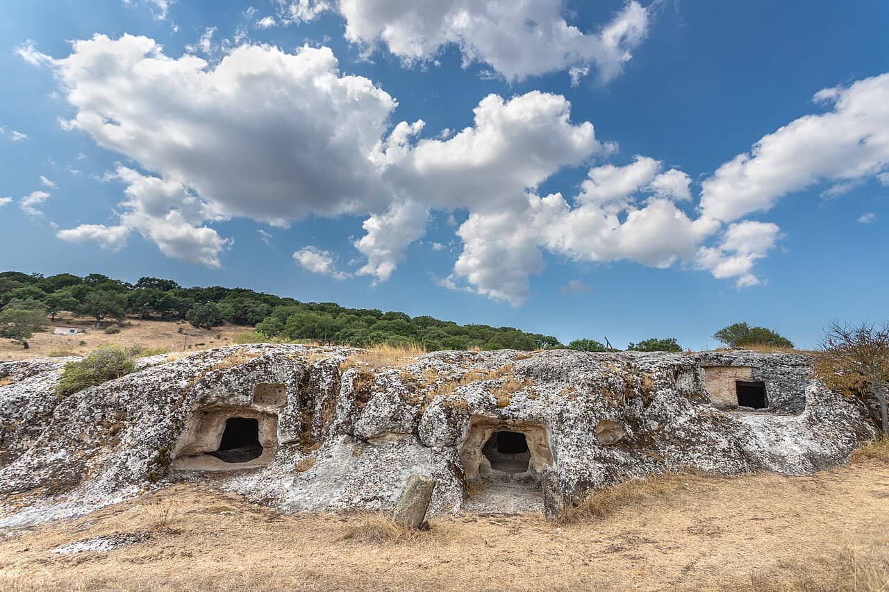 Ingressi scavati nella roccia della necropoli a domus de janas di Pottu Codinu in Sardegna