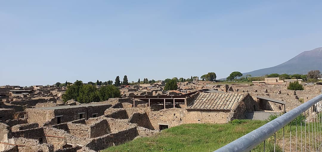 Veduta panoramica delle rovine di Pompei con il Vesuvio sullo sfondo