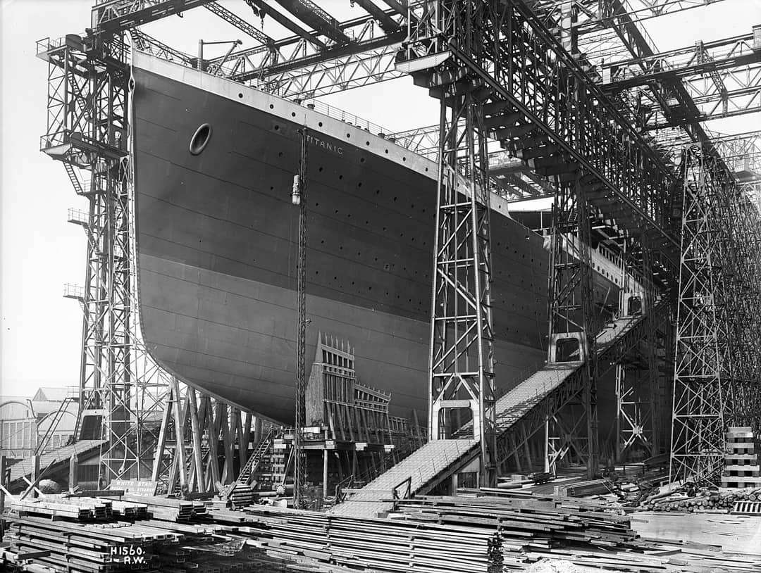 Lo scafo del Titanic pronto per il varo nel cantiere nel 1911