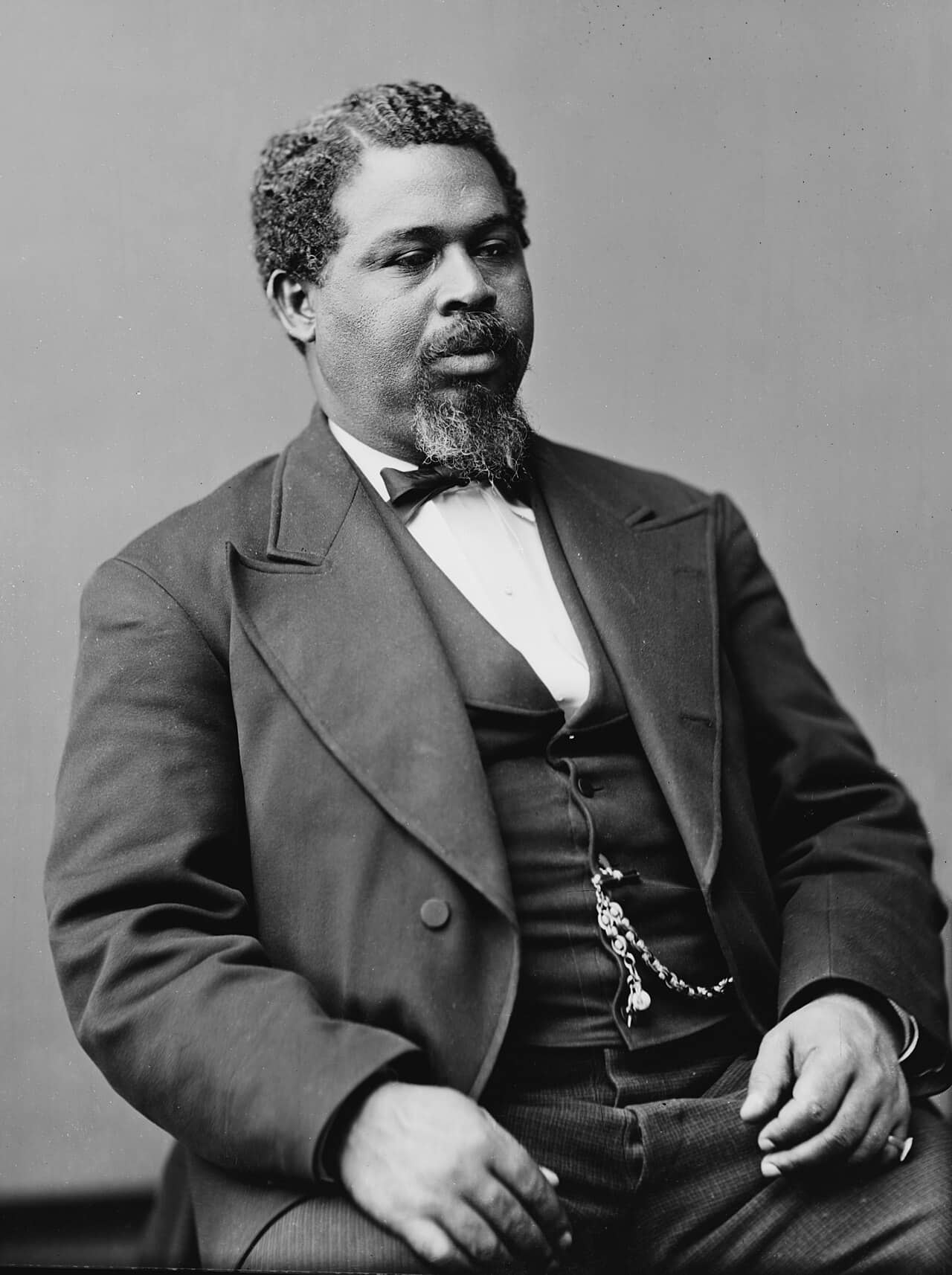 Ritratto fotografico storico di Robert Smalls, deputato afroamericano della South Carolina, in abito formale ottocentesco