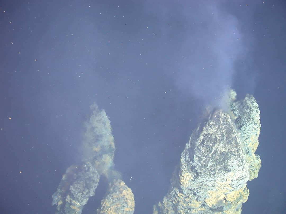 Camino di una sorgente idrotermale abissale che emette fluidi scuri surriscaldati, detto black smoker